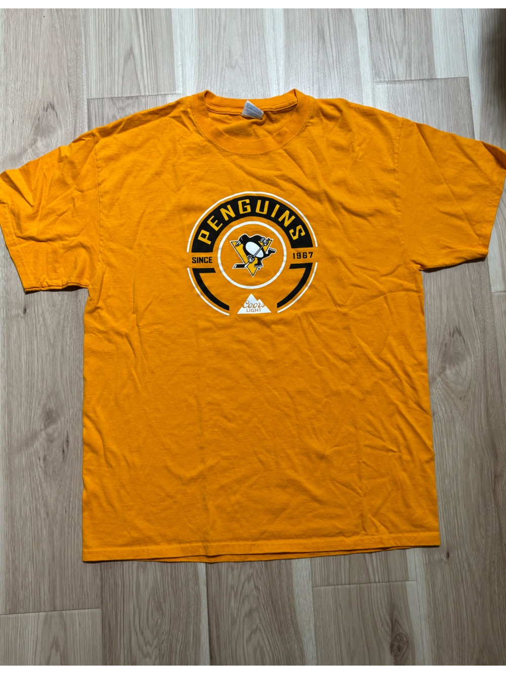 Pittsburgh Penguins and Coors Light Collab Gold Graphic T-Shirt Men’s Large